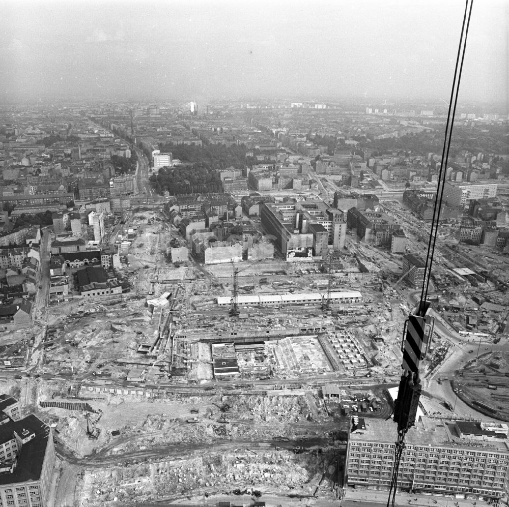 DDR-Fotoarchiv: Berlin - Fernsehturmbau und Baustelle Alexanderplatz in Berlin-Mitte