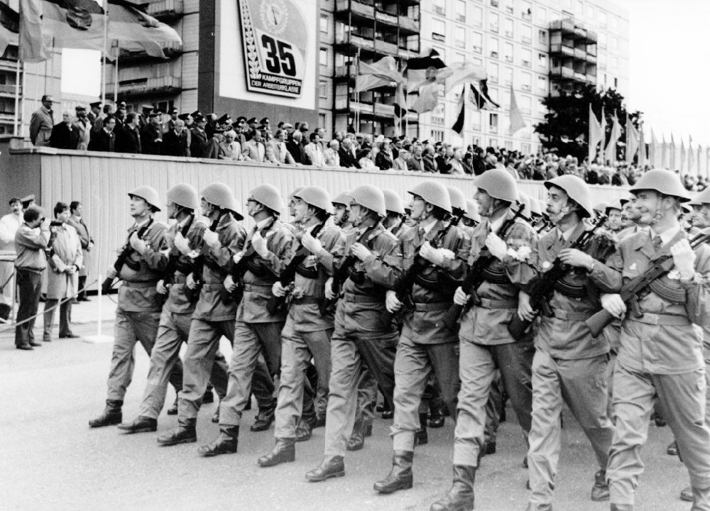 DDR-Bildarchiv: Berlin Mitte - Fest- Apell mit Vorbeimarsch von Einheiten der DDR- Kampftruppen der Arbeiterklasse an der Ehrentribüne der Partei- und Staatsführung auf der Karl- Marx- Allee in Berlin - Mitte