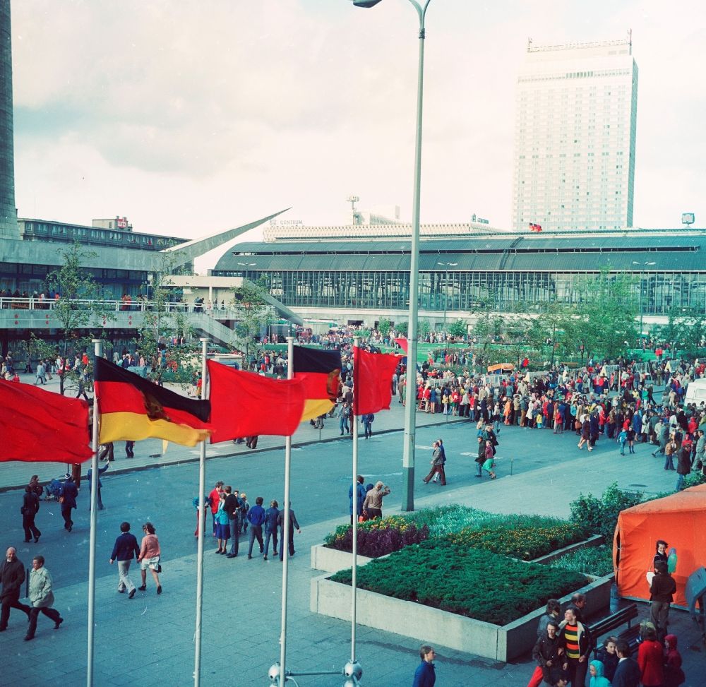 DDR-Bildarchiv: Berlin - Festlich geschmückt mit Fahnen zum Tag der Republik am Alexanderplatz in Berlin, der ehemaligen Hauptstadt der DDR, Deutsche Demokratische Republik