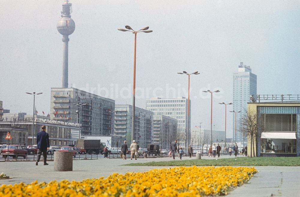 DDR-Fotoarchiv: Berlin - Festlich geschmückte Karl-Marx-Allee anläßlich des 08. Mai dem Tag der Befreiung in Berlin, der ehemaligen Hauptstadt der DDR, Deutsche Demokratische Republik