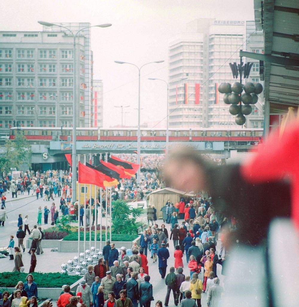 DDR-Fotoarchiv: Berlin - Festlich geschmückt mit Fahnen zum Tag der Republik am Alexanderplatz in Berlin, der ehemaligen Hauptstadt der DDR, Deutsche Demokratische Republik