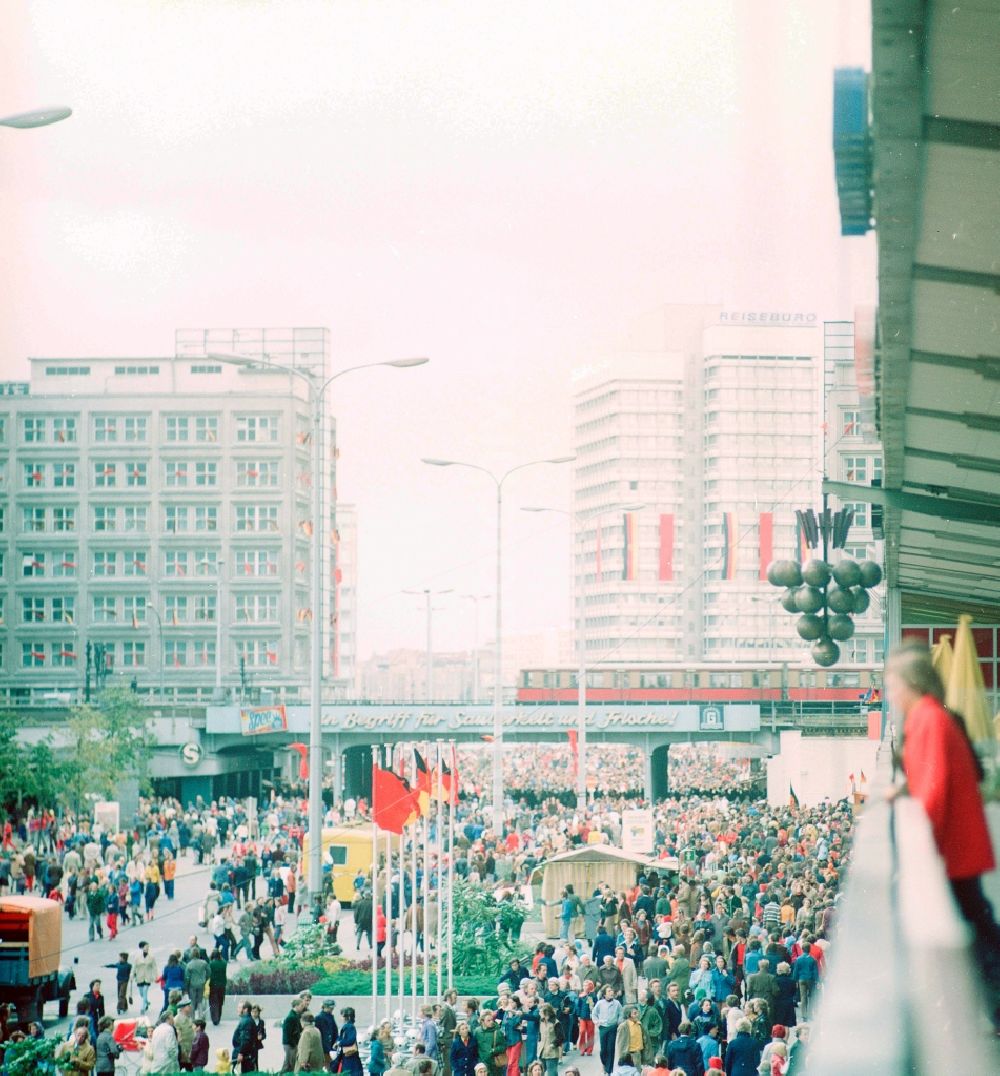 Berlin: Festlich geschmückt mit Fahnen zum Tag der Republik am Alexanderplatz in Berlin, der ehemaligen Hauptstadt der DDR, Deutsche Demokratische Republik