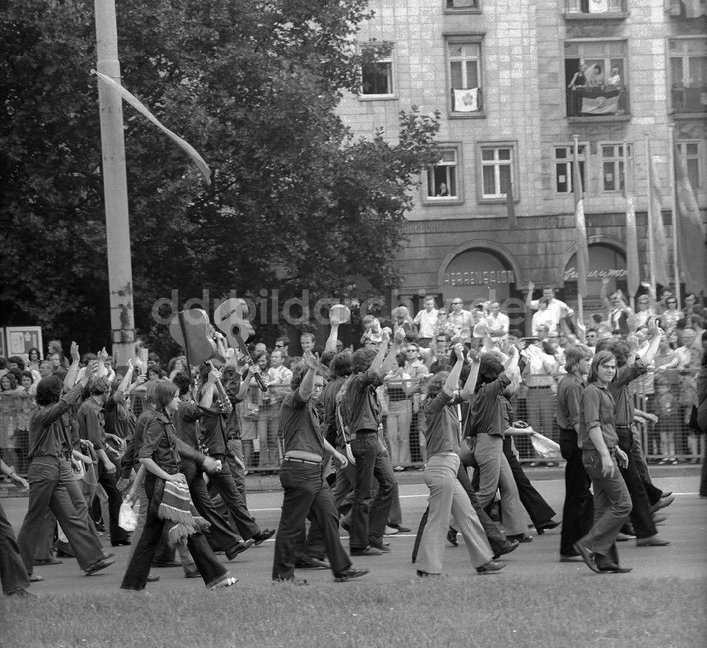 DDR-Fotoarchiv: Berlin - Festumzug anlässlich der Weltfestspiele der Jugend und Studenten in Berlin, der ehemaligen Hauptstadt der DDR, Deutsche Demokratische Republik