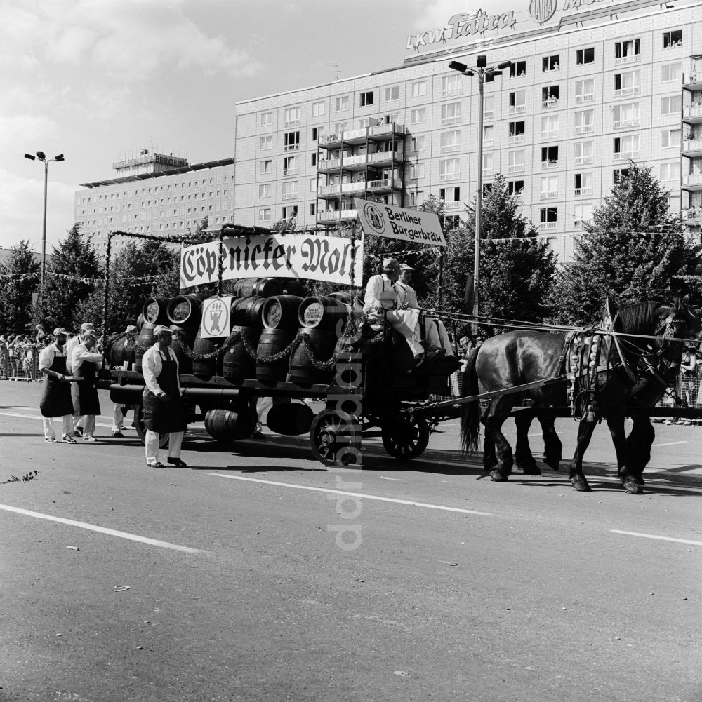DDR-Fotoarchiv: Berlin - Friedrichshain - Festumzug 750 Jahre Berlin