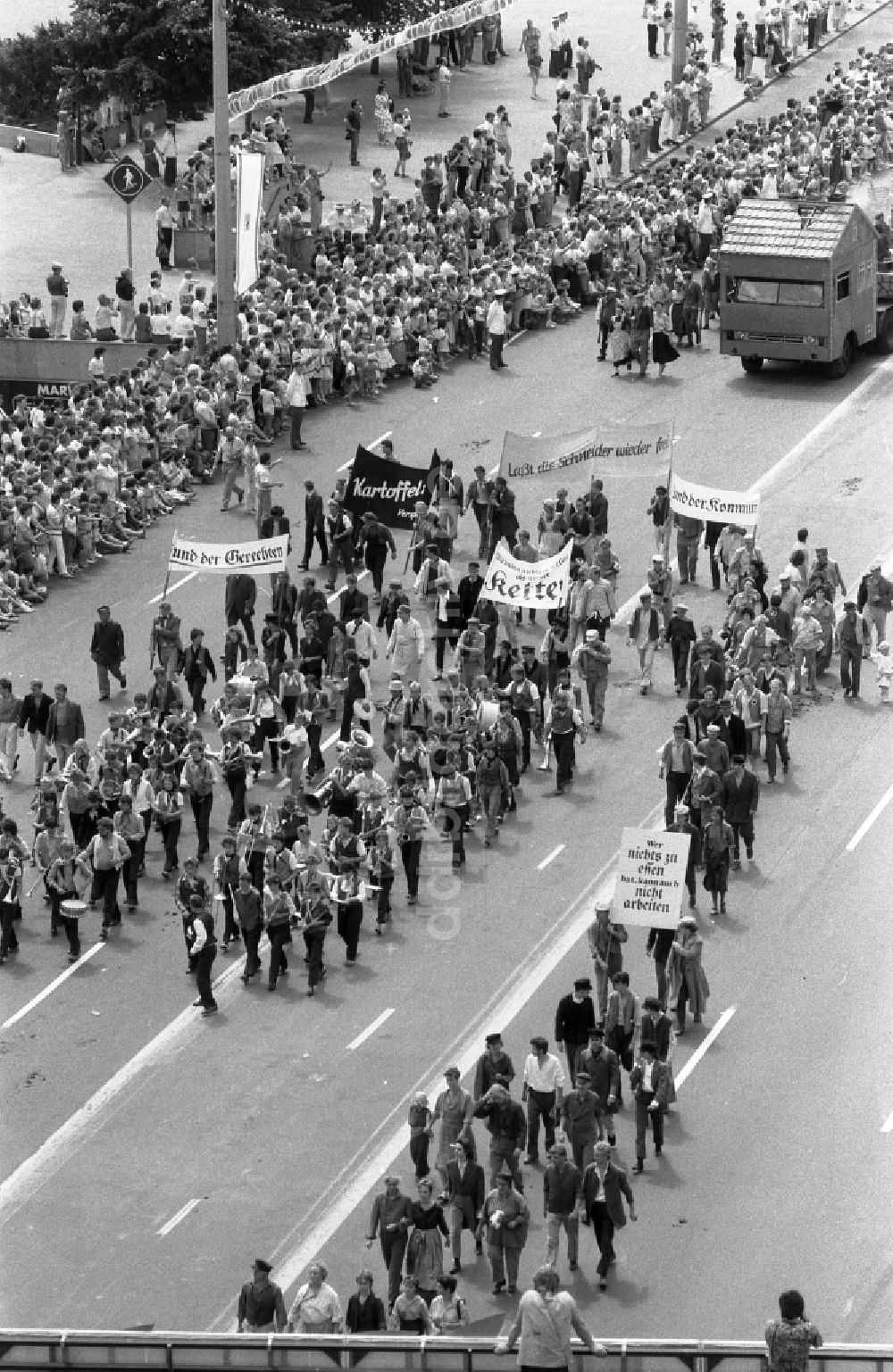 DDR-Bildarchiv: Berlin - Festumzug 750 Jahre Berlin in der DDR