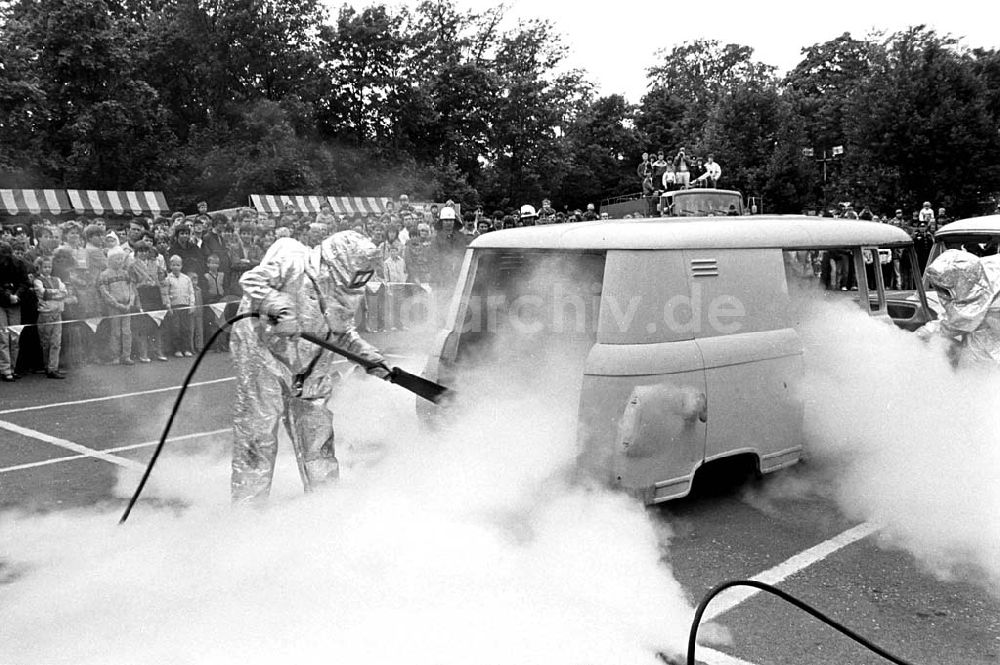 DDR-Bildarchiv: Potsdam (Brandenburg) - Feuerwehrübung auf dem MV-Pressefest (Märkische Volksstimme) im Park von Sanssouci in Potsdam / Brandenburg Foto: Gebser