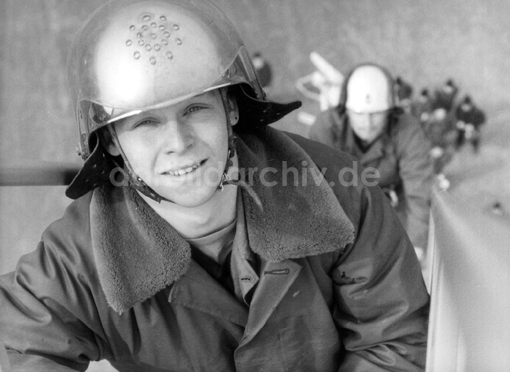 DDR-Fotoarchiv: Magdeburg - Feuerwehrmann Ronny Althaus probt den Ernstfall in Magdeburg (Sachsen-Anhalt) 29.04.1992