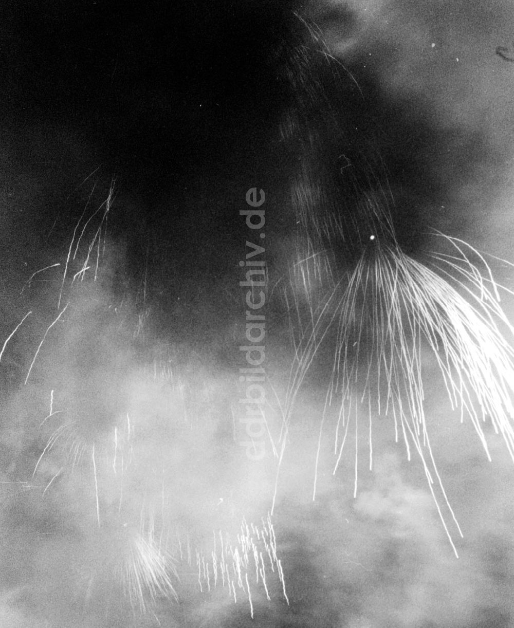 DDR-Fotoarchiv: Berlin-Hellersdorf - Feuerwerk - Abschluß Volksfest in Hellersdorf 07.10.89 Foto: ND/ Grahn Umschlagnummer: 1191