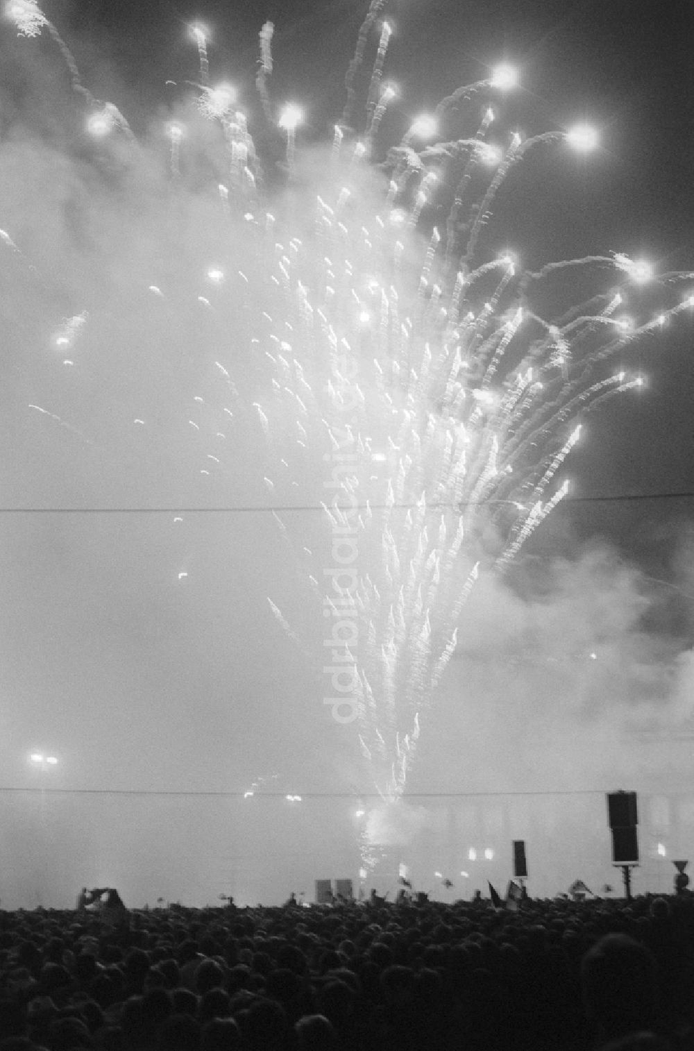 Berlin: Feuerwerk zum Abschluß des Pfingsttreffens der Jugend in Berlin, der ehemaligen Hauptstadt der DDR, Deutsche Demokratische Republik