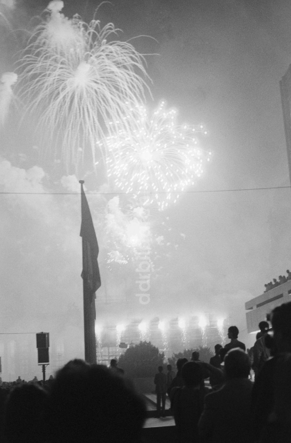 DDR-Bildarchiv: Berlin - Feuerwerk zum Abschluß des Pfingsttreffens der Jugend in Berlin, der ehemaligen Hauptstadt der DDR, Deutsche Demokratische Republik