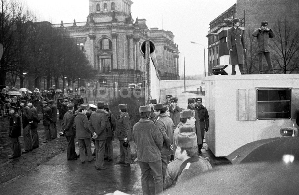 Berlin-Mitte: Öffnung des Brandenburger Tores nach 28 Jahren 22.12.89 Foto: Grahn Umschlagnummer: 1555