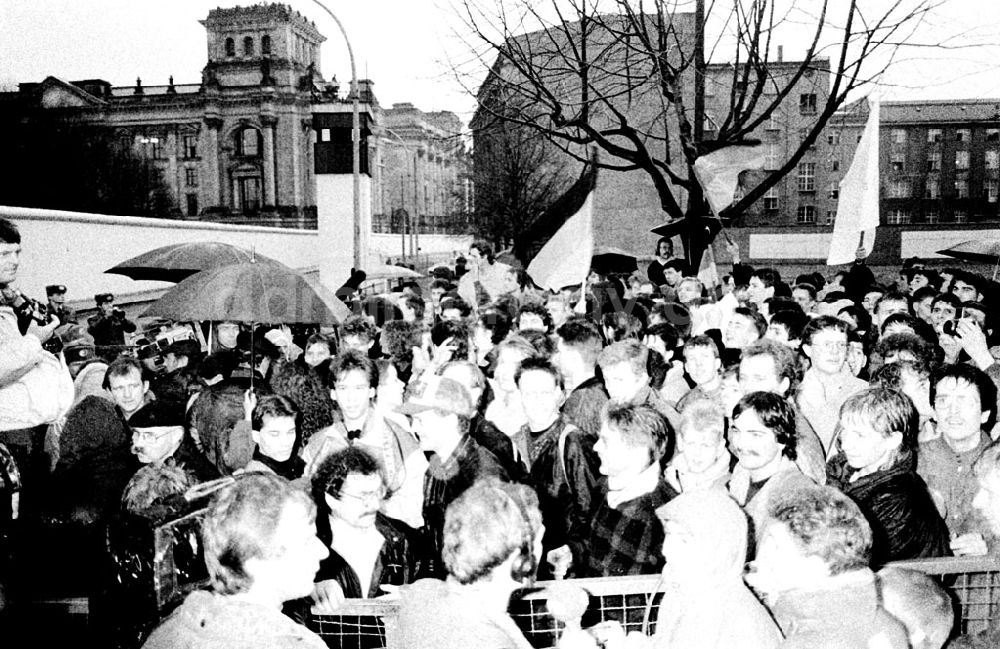 DDR-Bildarchiv: Berlin-Mitte - Öffnung des Brandenburger Tores nach 28 Jahren 22.12.89 Foto: Grahn Umschlagnummer: 1555