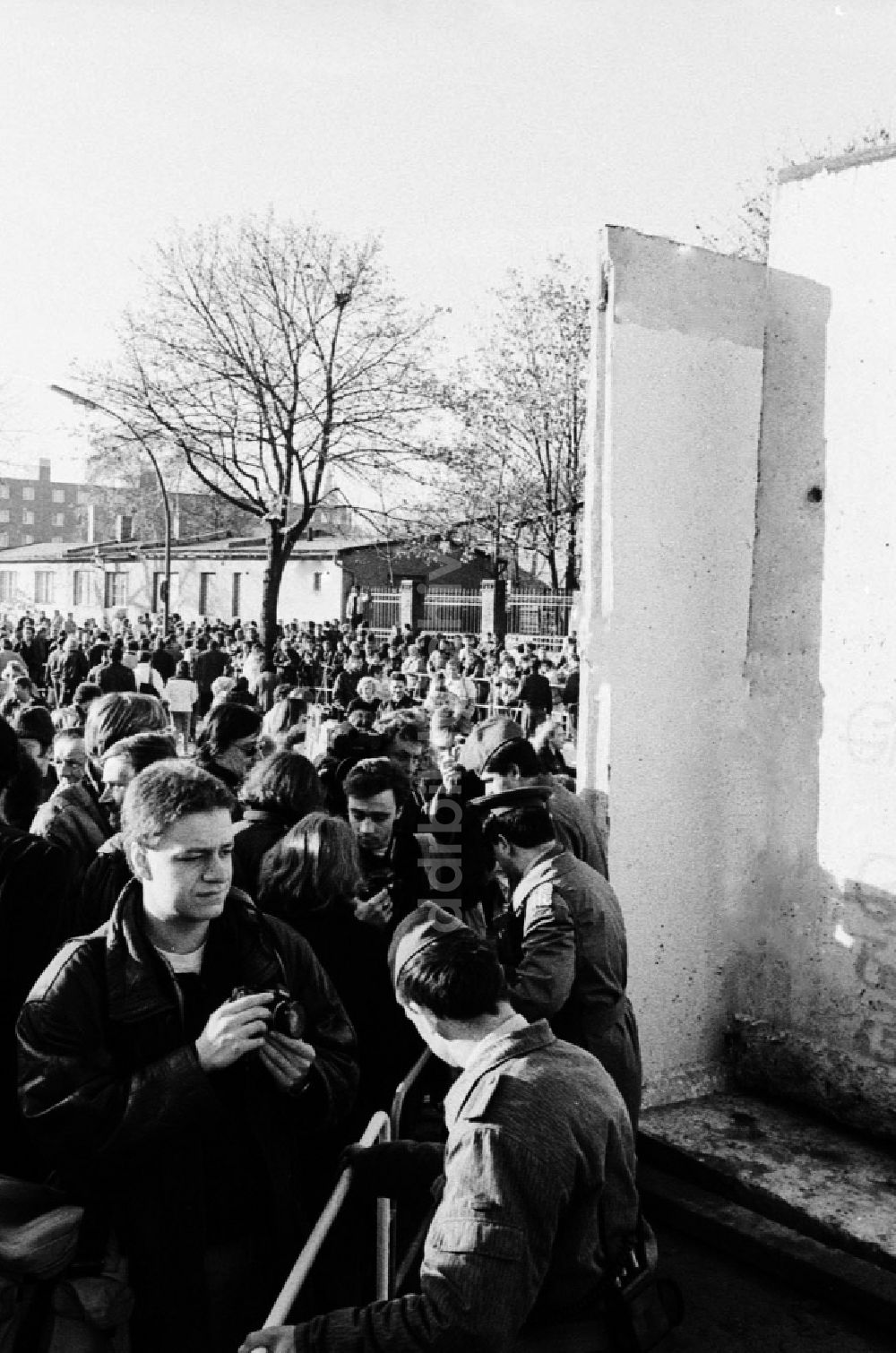 DDR-Fotoarchiv: Berlin - Öffnung eines Grenzüberganges GüST an der Bernauer Straße nach dem Fall der Mauer in Berlin in der DDR
