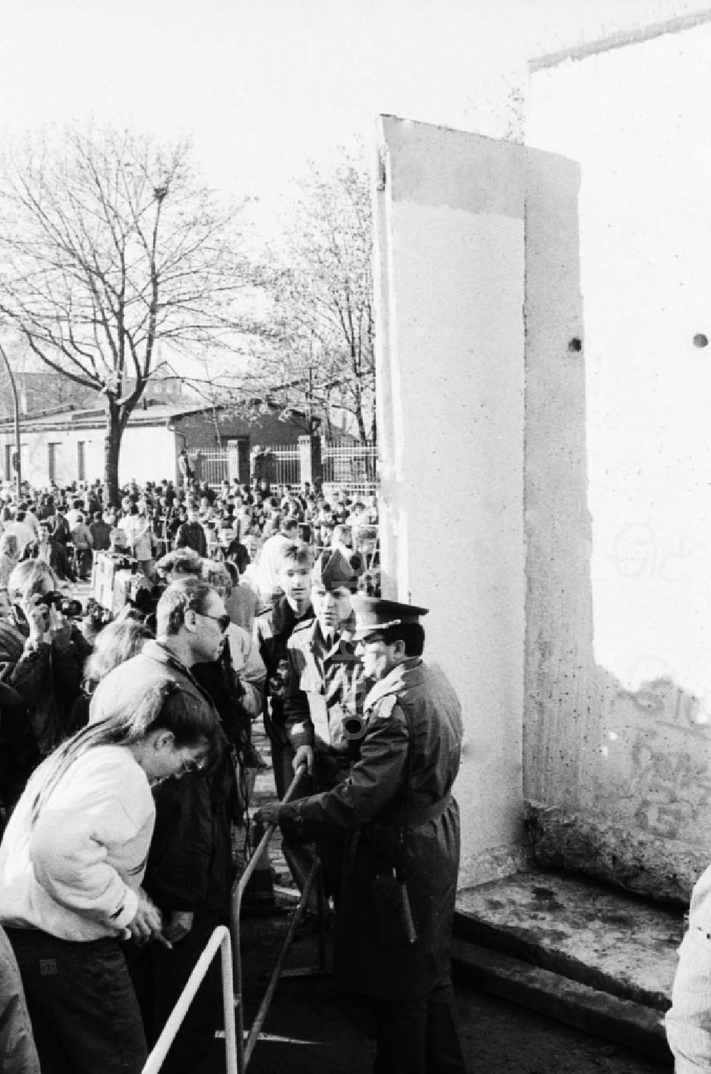 Berlin: Öffnung eines Grenzüberganges GüST an der Bernauer Straße nach dem Fall der Mauer in Berlin in der DDR