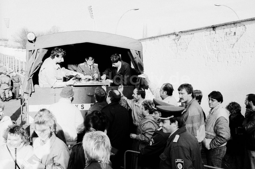 Berlin: Öffnung eines Grenzüberganges GüST an der Bernauer Straße nach dem Fall der Mauer in Berlin in der DDR