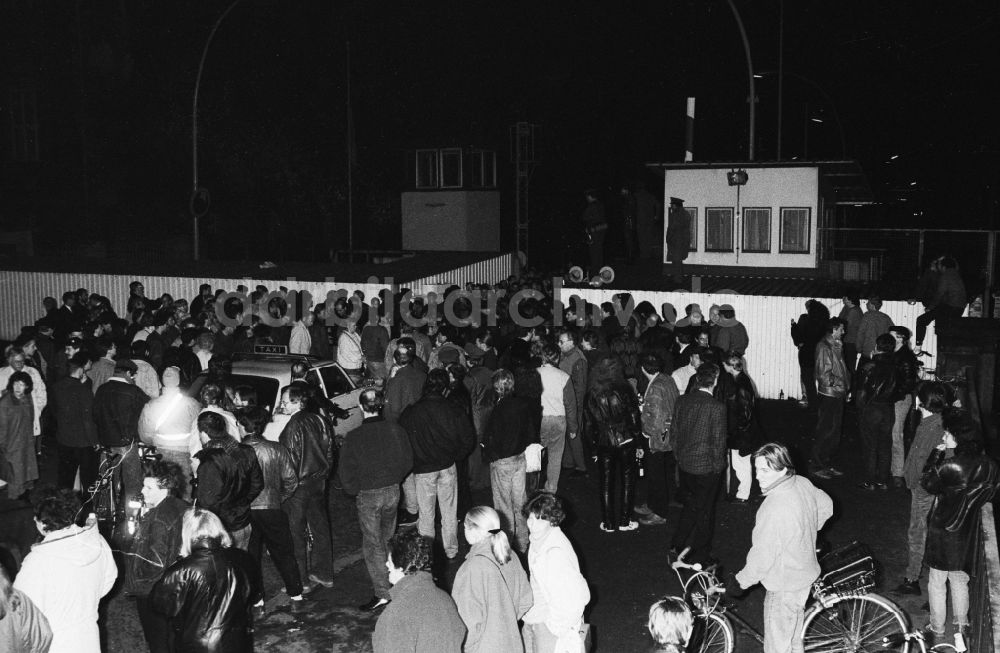 DDR-Fotoarchiv: Berlin - Öffnung des Grenzüberganges GüST Invalidenstraße im Stadtteil Mitte nach dem Fall der Mauer in Berlin in der DDR