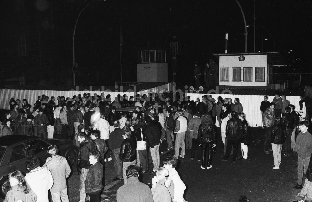 Berlin: Öffnung des Grenzüberganges GüST Invalidenstraße im Stadtteil Mitte nach dem Fall der Mauer in Berlin in der DDR