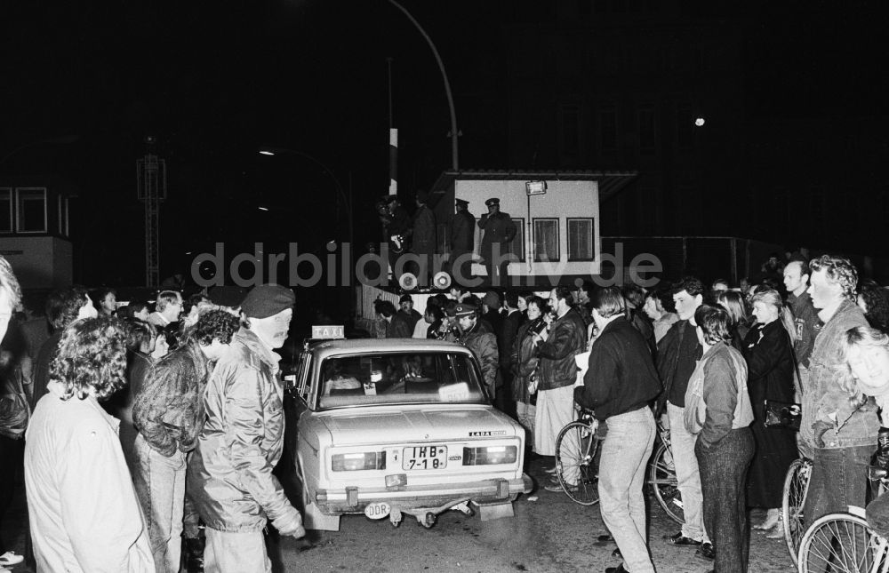 DDR-Bildarchiv: Berlin - Öffnung des Grenzüberganges GüST Invalidenstraße im Stadtteil Mitte nach dem Fall der Mauer in Berlin in der DDR