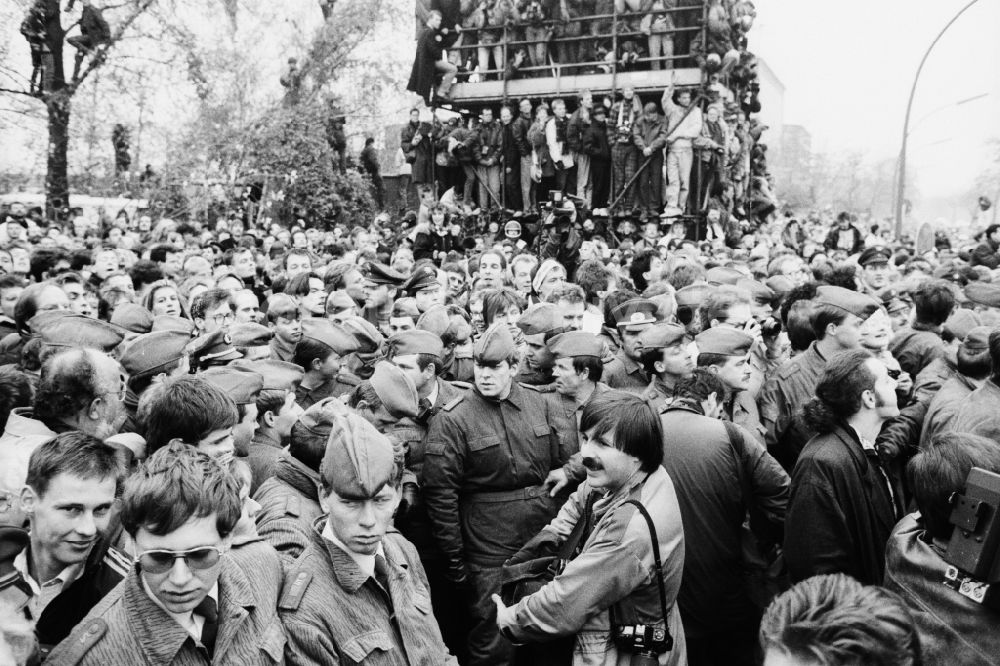 DDR-Bildarchiv: Berlin - Öffnung eines Grenzüberganges GüST am Potsdamer Platz nach dem Fall der Mauer in Berlin in der DDR