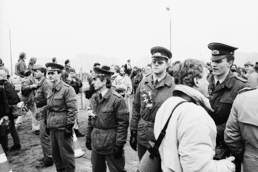 DDR-Fotoarchiv: Berlin - Öffnung eines Grenzüberganges GüST am Potsdamer Platz nach dem Fall der Mauer in Berlin in der DDR