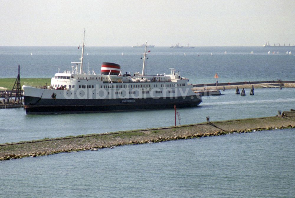 DDR-Bildarchiv: Rostock - Fähre im Überseehafen in Rostock in Mecklenburg-Vorpommern in der DDR