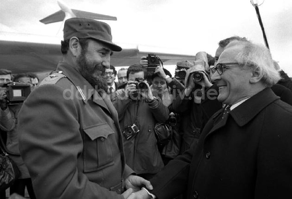 DDR-Fotoarchiv: Berlin - Fidel Castro - Ankunft in Berlin Schönefeld. Foto: Schönfeld