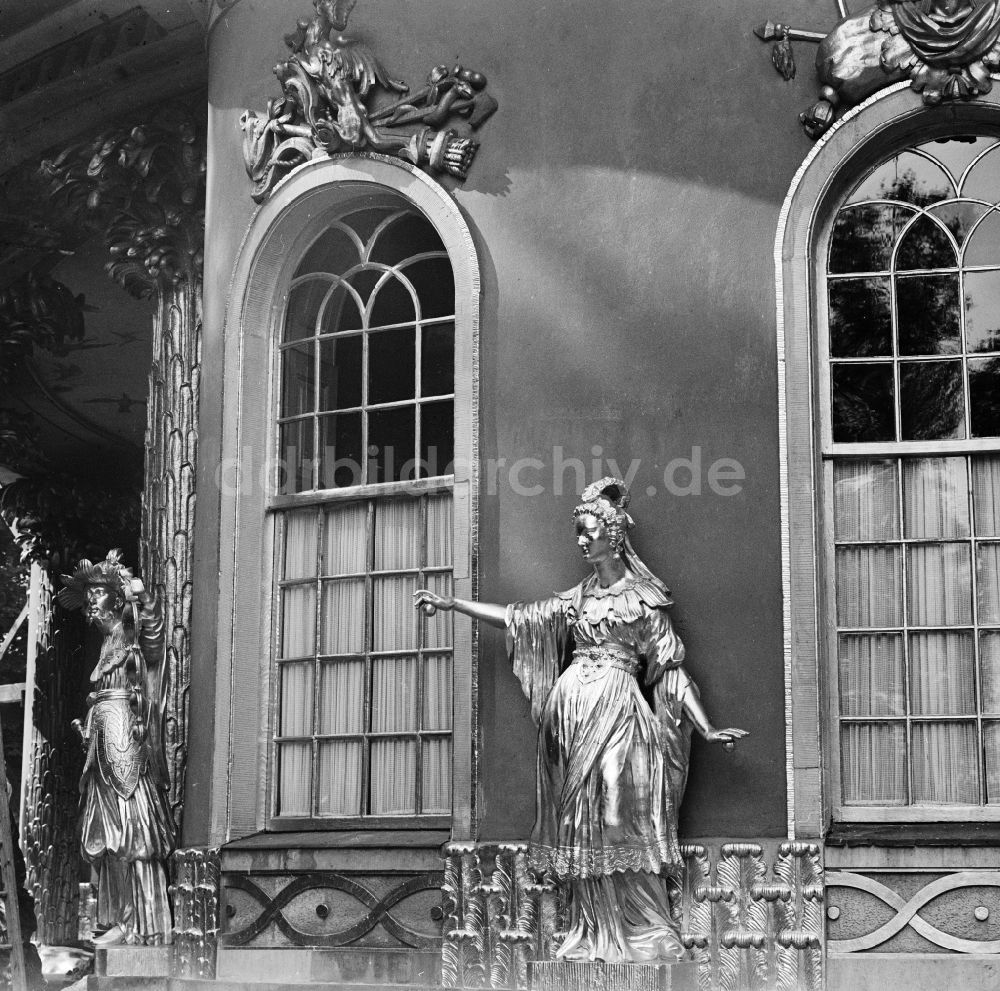 DDR-Fotoarchiv: Potsdam - Figuren an dem Chinesischen Teehaus im Park Sanssouci in Potsdam in Brandenburg in der DDR