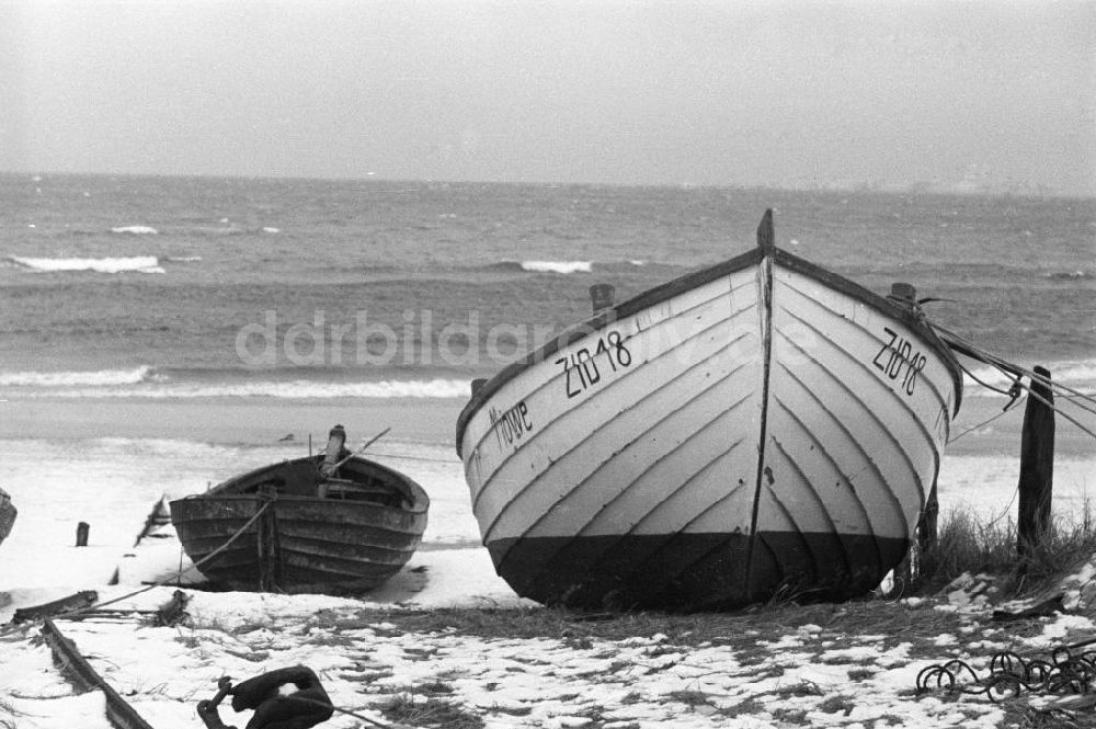 Prerow: Fischerboot mit Beiboot, Ahrenshoop an der Ostsee, 1958