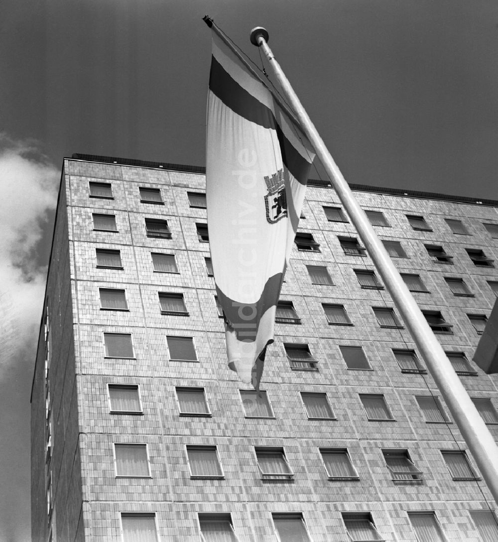 DDR-Fotoarchiv: Berlin - Flagge von Berlin vor dem Hotel Berolina in der Karl-Marx-Allee in Berlin in der DDR