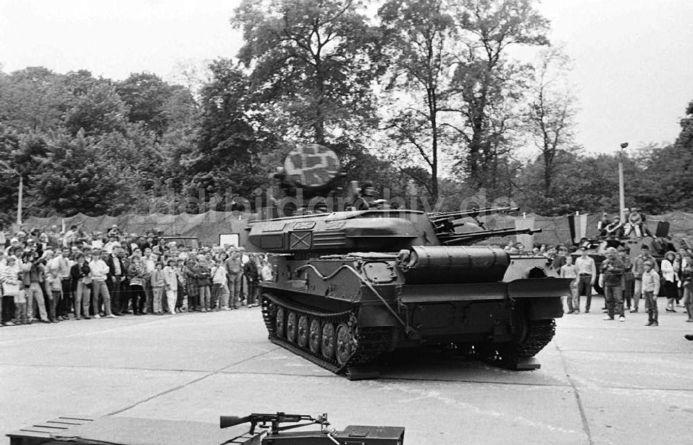 DDR-Bildarchiv: Potsdam (Brandenburg) - FlaK-Panzer ZSU auf dem MV-Pressefest (Märkische Volksstimme) im Park von Sanssouci in Potsdam (Brandenburg) Foto: Gebser