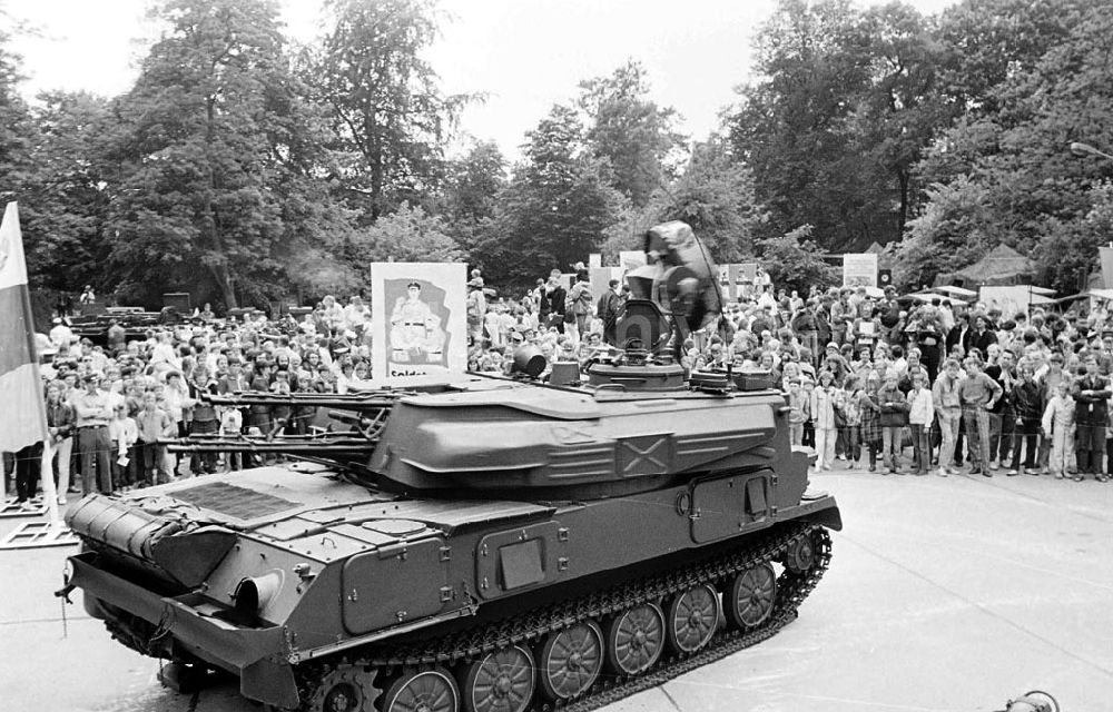 DDR-Fotoarchiv: Potsdam (Brandenburg) - FlaK-Panzer ZSU auf dem MV-Pressefest (Märkische Volksstimme) im Park von Sanssouci in Potsdam (Brandenburg) Foto: Gebser