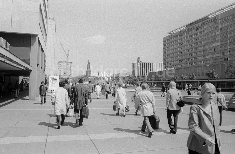 Dresden: Flaniermeile Prager Straße in Dresden in Sachsen in der DDR