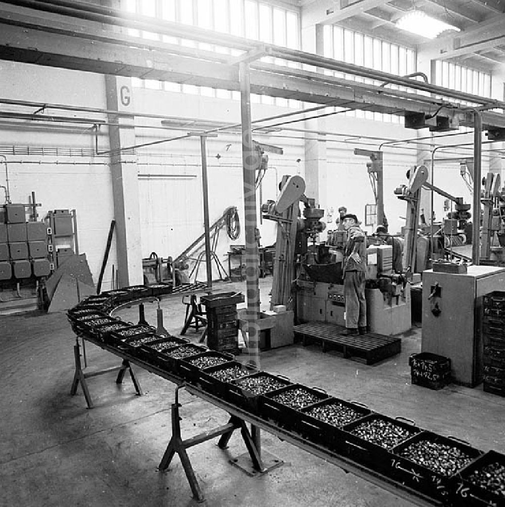 DDR-Bildarchiv: - Fließstraße 1 der Abteilung Rollenweichbearbeitung Werkstücke automatisch von Maschine zu Maschine transportiert-30% Produktionssteigerung Umschlagnr