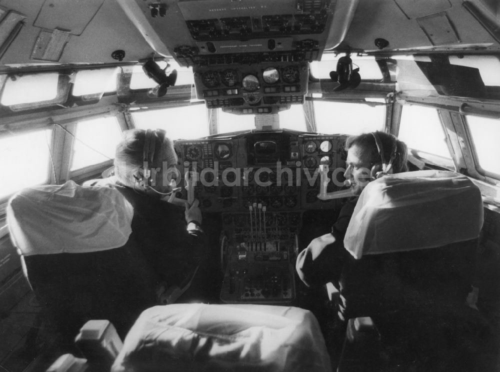 DDR-Bildarchiv: Schönefeld - Flugkapitän Rolf Heinig (1924 - 2008) mit seinem Co-Piloten im Cockpit einer IL-62 Schönefeld im heutigen Bundesland Brandenburg