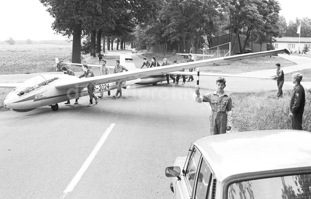 DDR-Fotoarchiv: Friedersdorf - Flugplatz Friedersdorf, polnischers Segelflugzeug Tuyp Bocian 15.07.1989