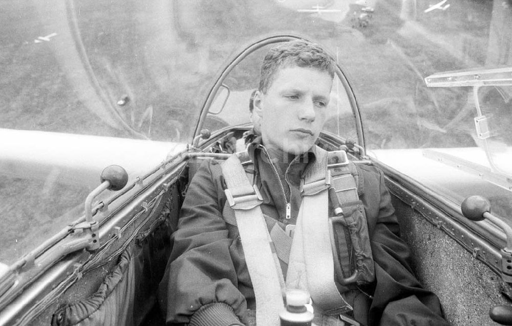 Friedersdorf: Flugschüler Robert Pöthke in der Startphase mit dem Segelflugzeug Bocian bei Friedersdorf 01.09.1989