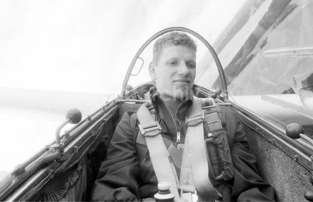 DDR-Fotoarchiv: Friedersdorf - Flugschüler Robert Pöthke in der Startphase mit dem Segelflugzeug Bocian bei Friedersdorf 01.09.1989