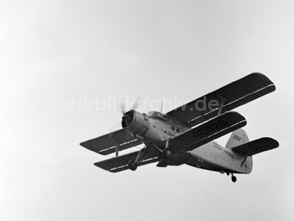 DDR-Bildarchiv: Bad Doberan - Flugzeug Antonov AN-2 mit der Kennung CCCP-40926 während des Fluges im Luftraum in Bad Doberan in Mecklenburg-Vorpommern in der DDR