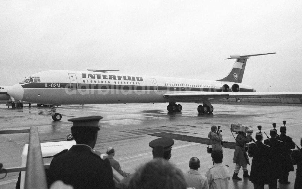 DDR-Fotoarchiv: Paris - Flugzeug auf dem Flughafen Orly zum Abflug von Erich Honecker aus Frankreich-Paris