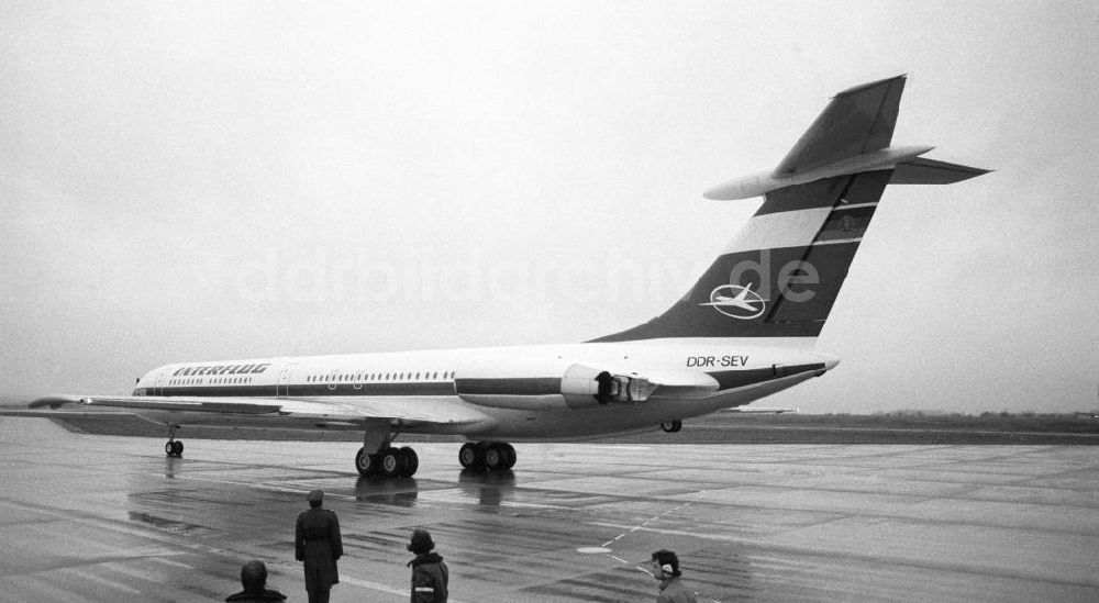 DDR-Bildarchiv: Paris - Flugzeug auf dem Flughafen Orly zum Abflug von Erich Honecker aus Frankreich-Paris