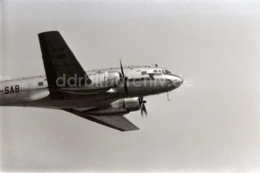 DDR-Bildarchiv: Prerow - Flugzeug Iljuschin Il-14 der Deutschen Lufthansa während des Fluges im Luftraum in Prerow in Mecklenburg-Vorpommern in der DDR
