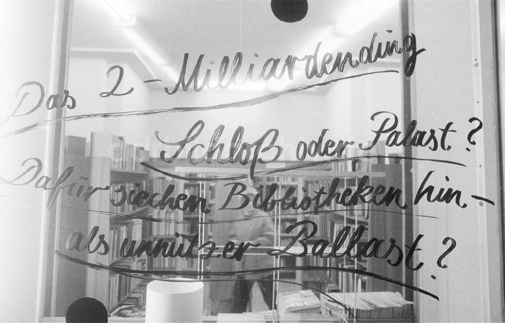 DDR-Fotoarchiv: Berlin - Foto: GrahnSchaufensterprotest der Bibliothek Wedekindstraße in Berlin-Friedrichshain02.03.1993