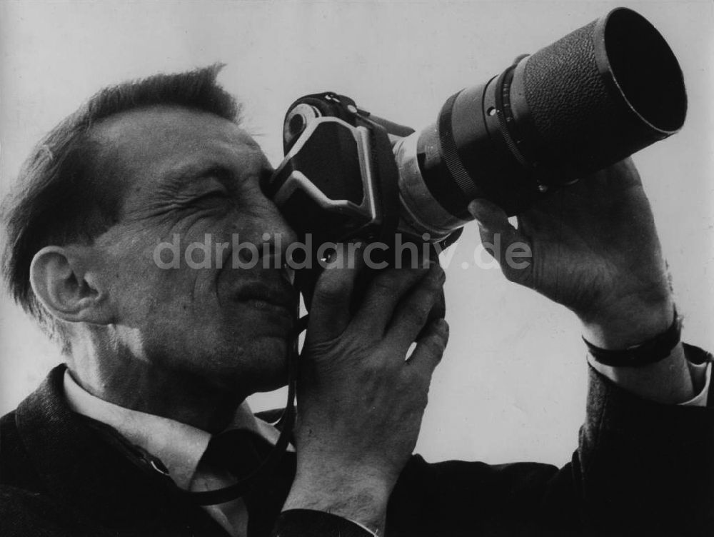 DDR-Fotoarchiv: Berlin - Fotograf Heinz Schönfeld mit einer Pentacon Six Mittelformatkamera bei der Arbeit