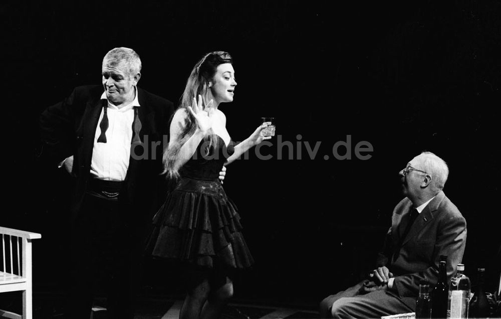 DDR-Bildarchiv: unbekannt - Fotoprobe Volksbühne u Abendstimmung 12.12.90 Foto: Grahn Umschlag:1537