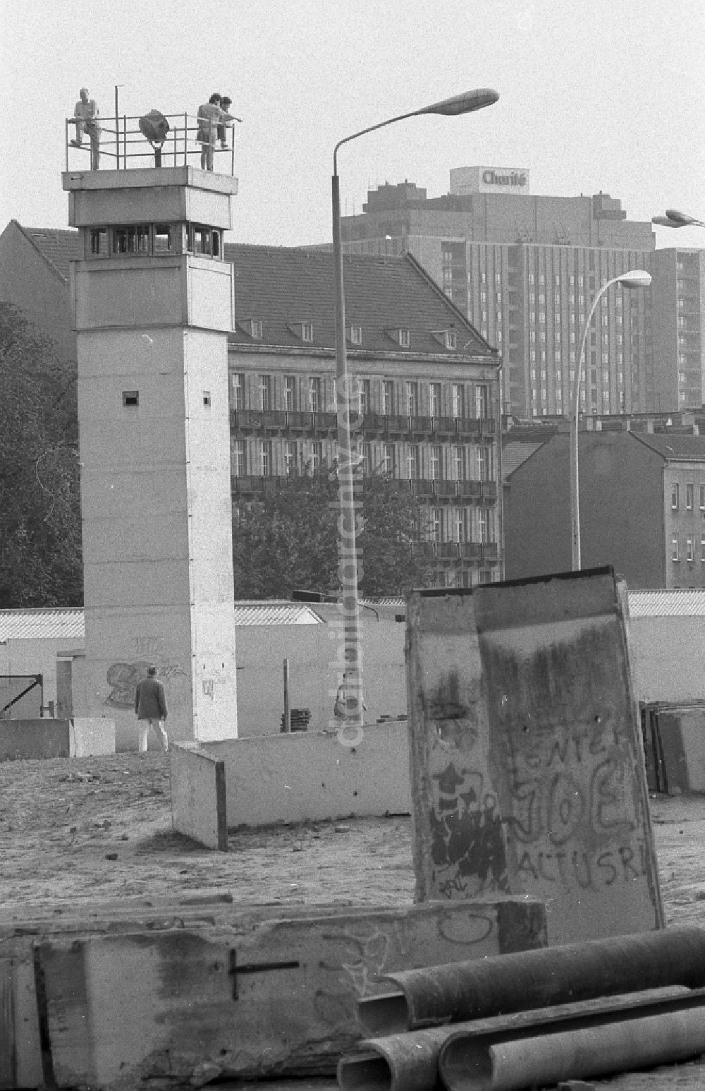 DDR-Bildarchiv: Berlin - Fragmente der verfallenden Grenzbefestigung und Mauer in Berlin in der DDR