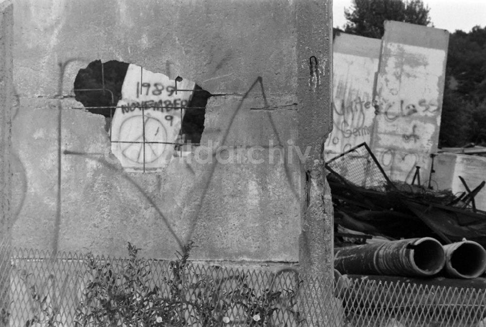 DDR-Fotoarchiv: Berlin - Fragmente der verfallenden Grenzbefestigung und Mauer in Berlin in der DDR