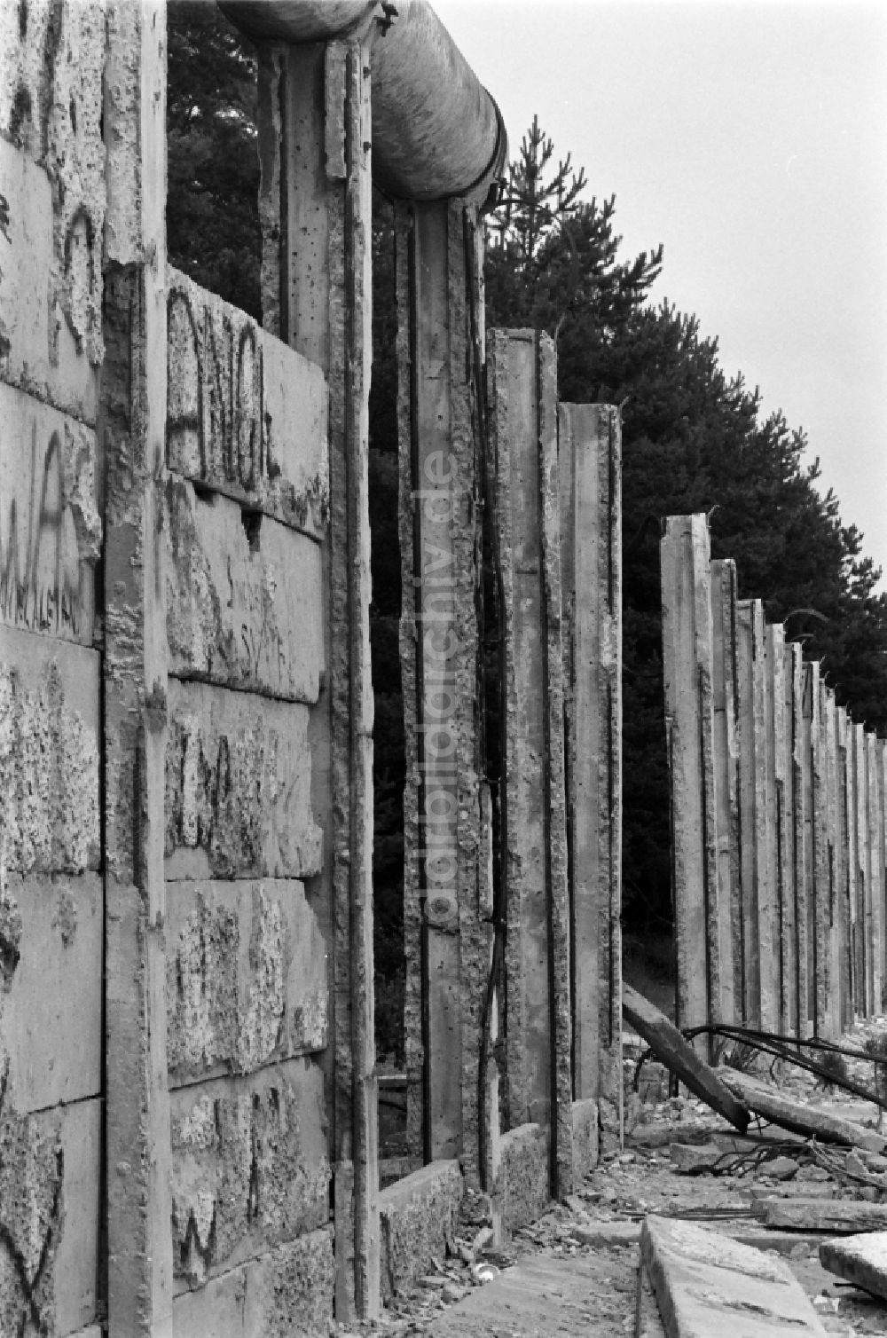 DDR-Fotoarchiv: Berlin - Fragmente der verfallenden Grenzbefestigung und Mauer in Berlin in der DDR