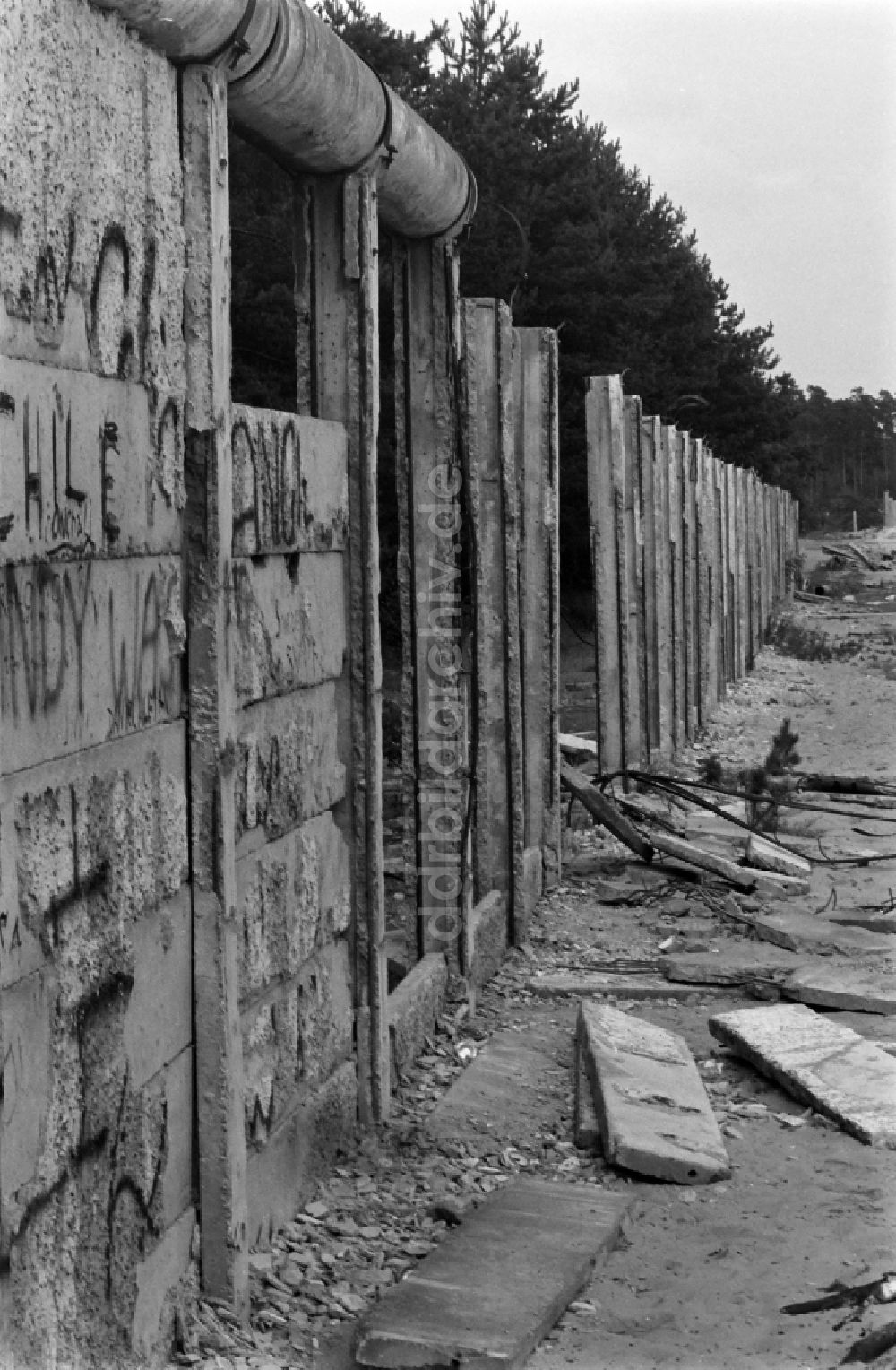 Berlin: Fragmente der verfallenden Grenzbefestigung und Mauer in Berlin in der DDR