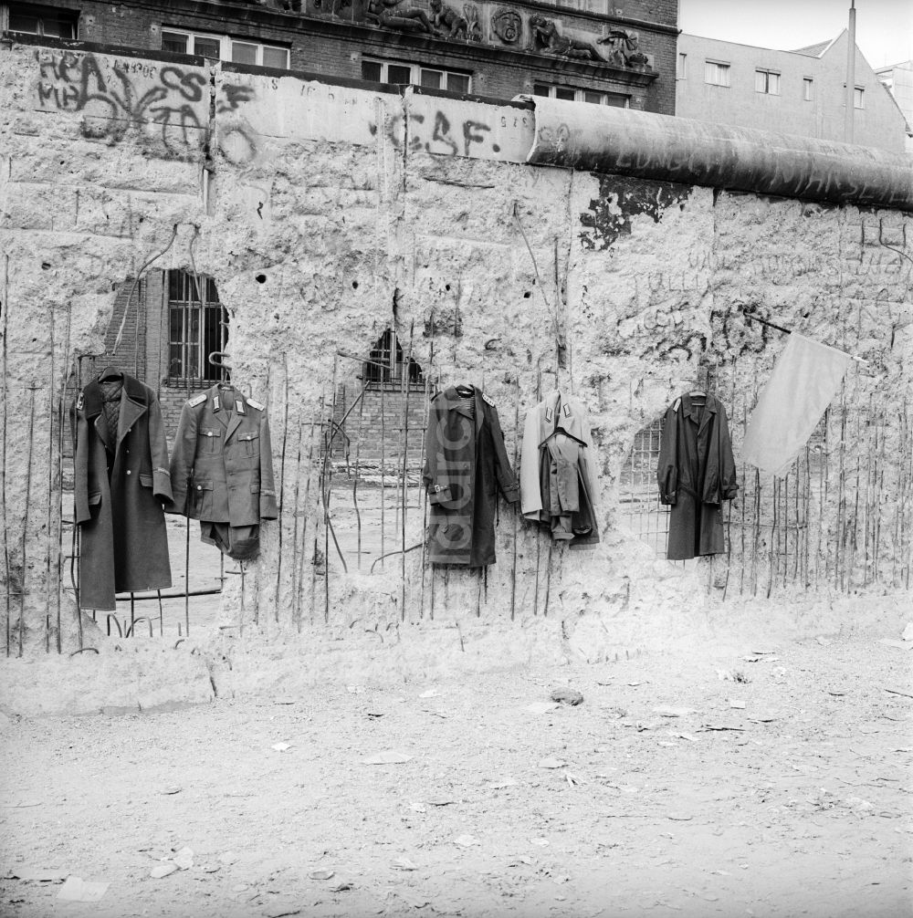 Berlin: Fragmente der verfallenden Grenzbefestigung und Mauer in Berlin in der DDR