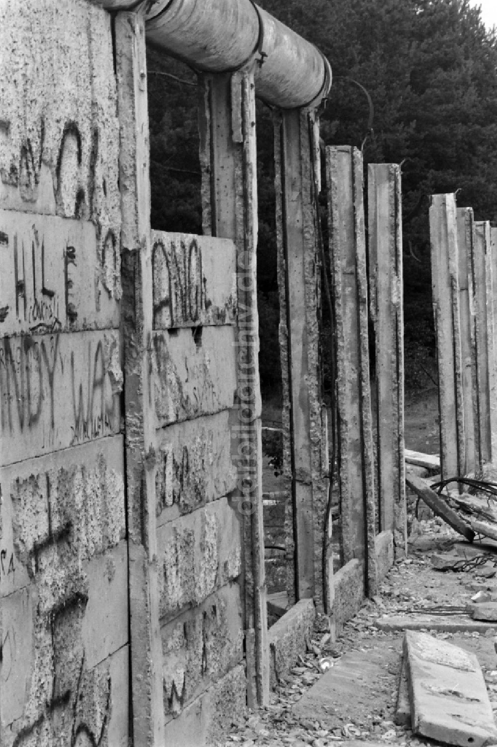 DDR-Bildarchiv: Berlin - Fragmente der verfallenden Grenzbefestigung und Mauer in Berlin auf dem Gebiet der ehemaligen DDR, Deutsche Demokratische Republik